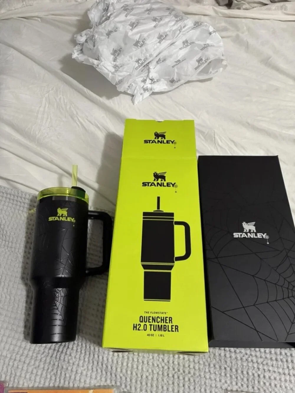 Stanley 40oz Tumbler - Halloween Web Glow - LIMITED EDITION - Picture 3 of 7